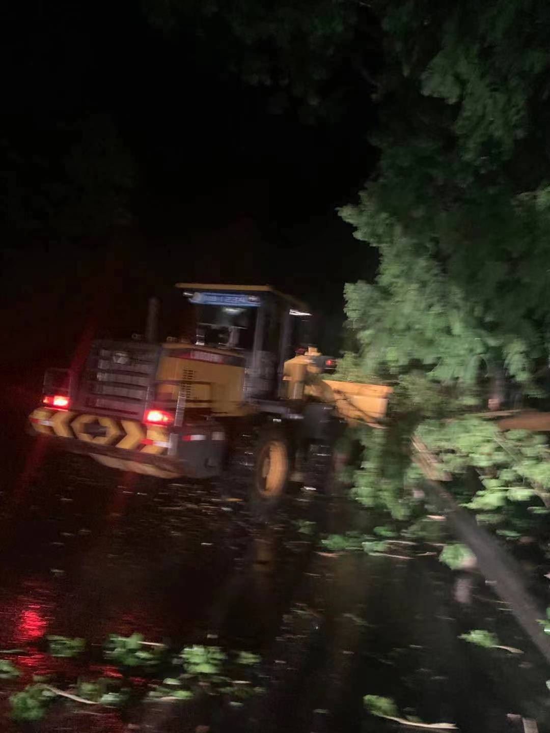 凌晨應(yīng)急搶險(xiǎn)保暢通